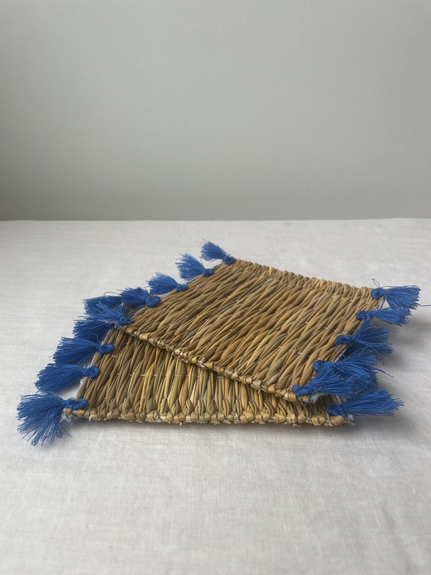 TAZA sous-verre à pompons bleus