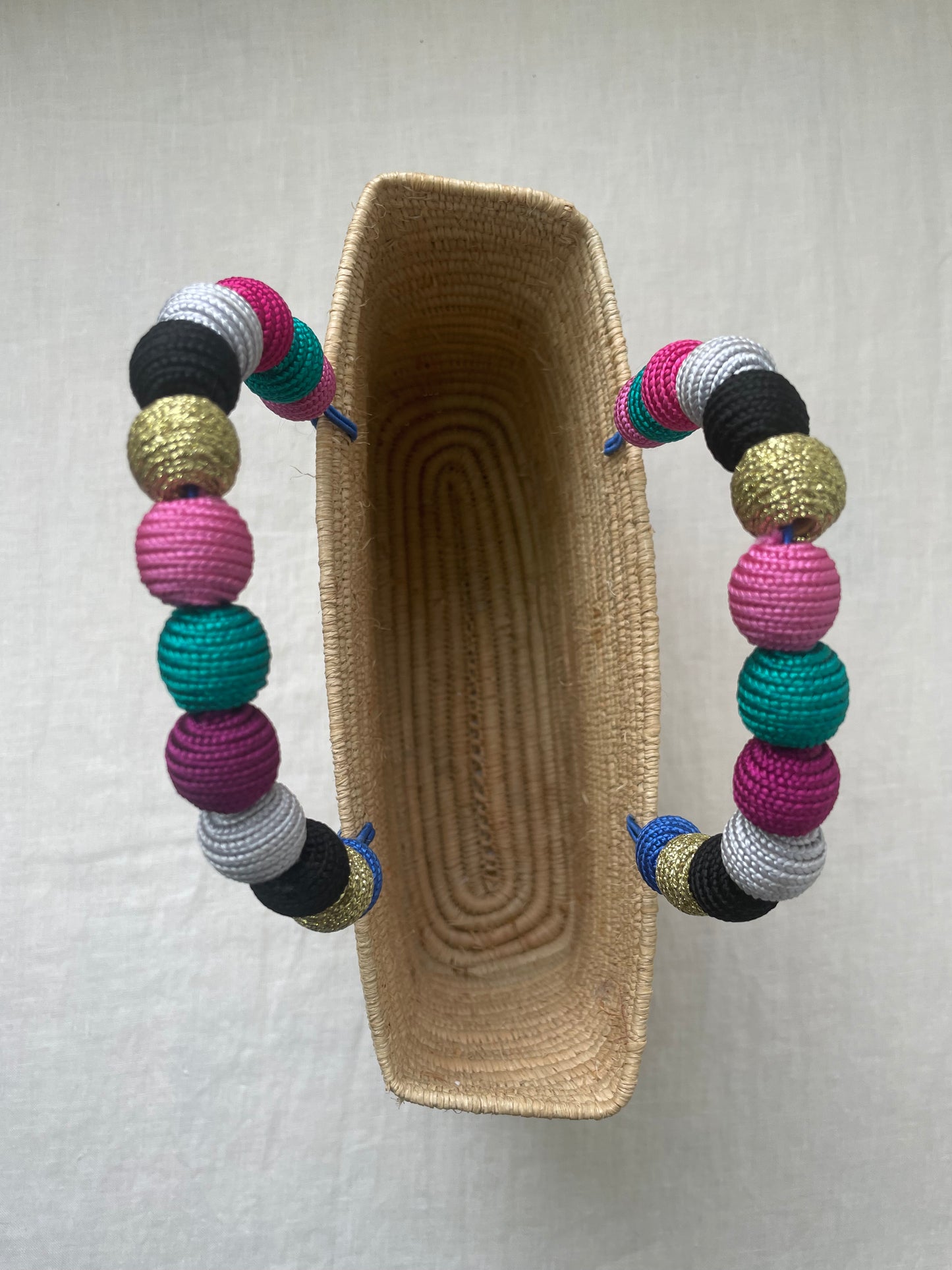 MENARA panier en perles de passementerie multicolores