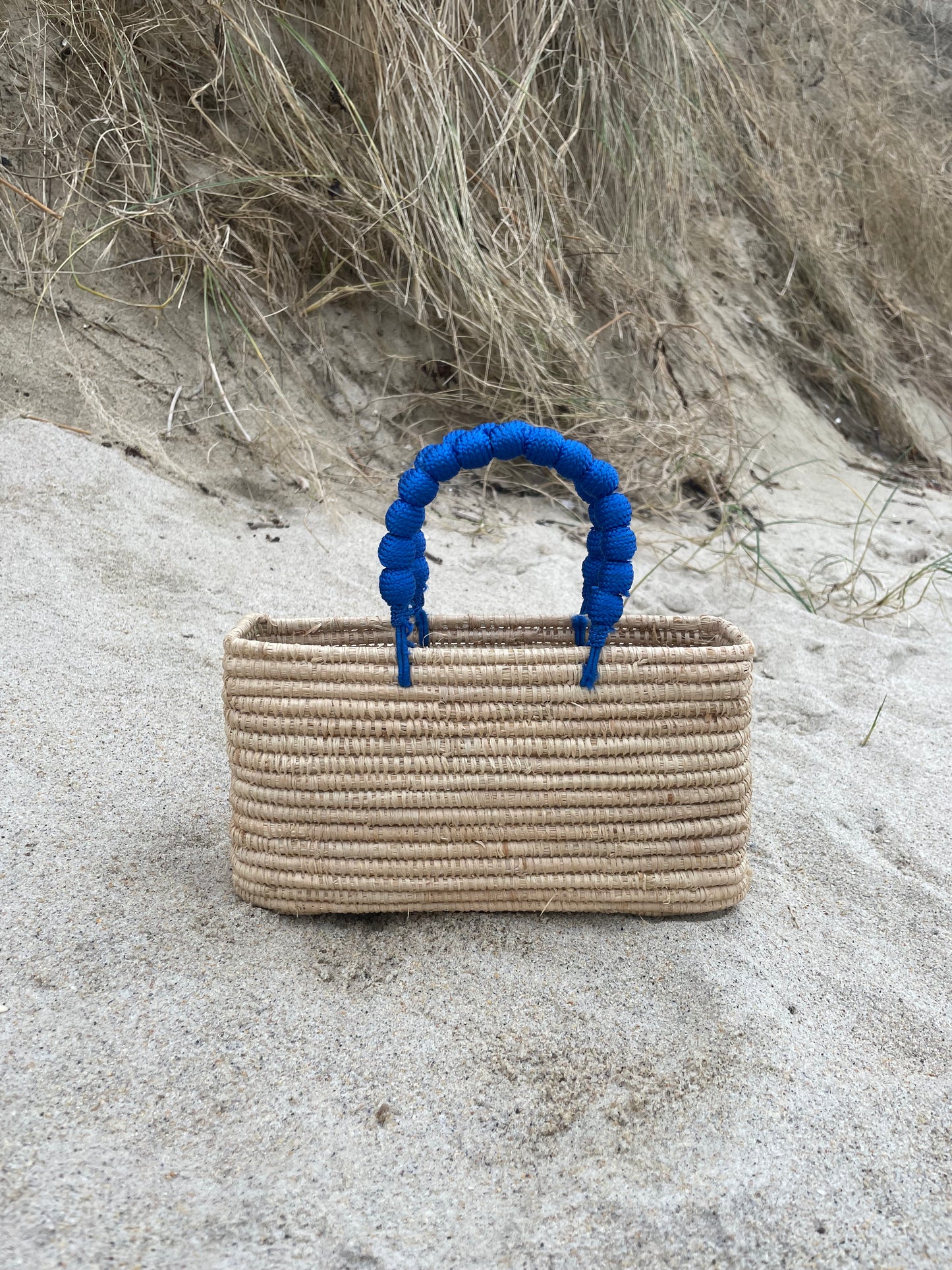 MENARA panier en perles de passementerie bleues