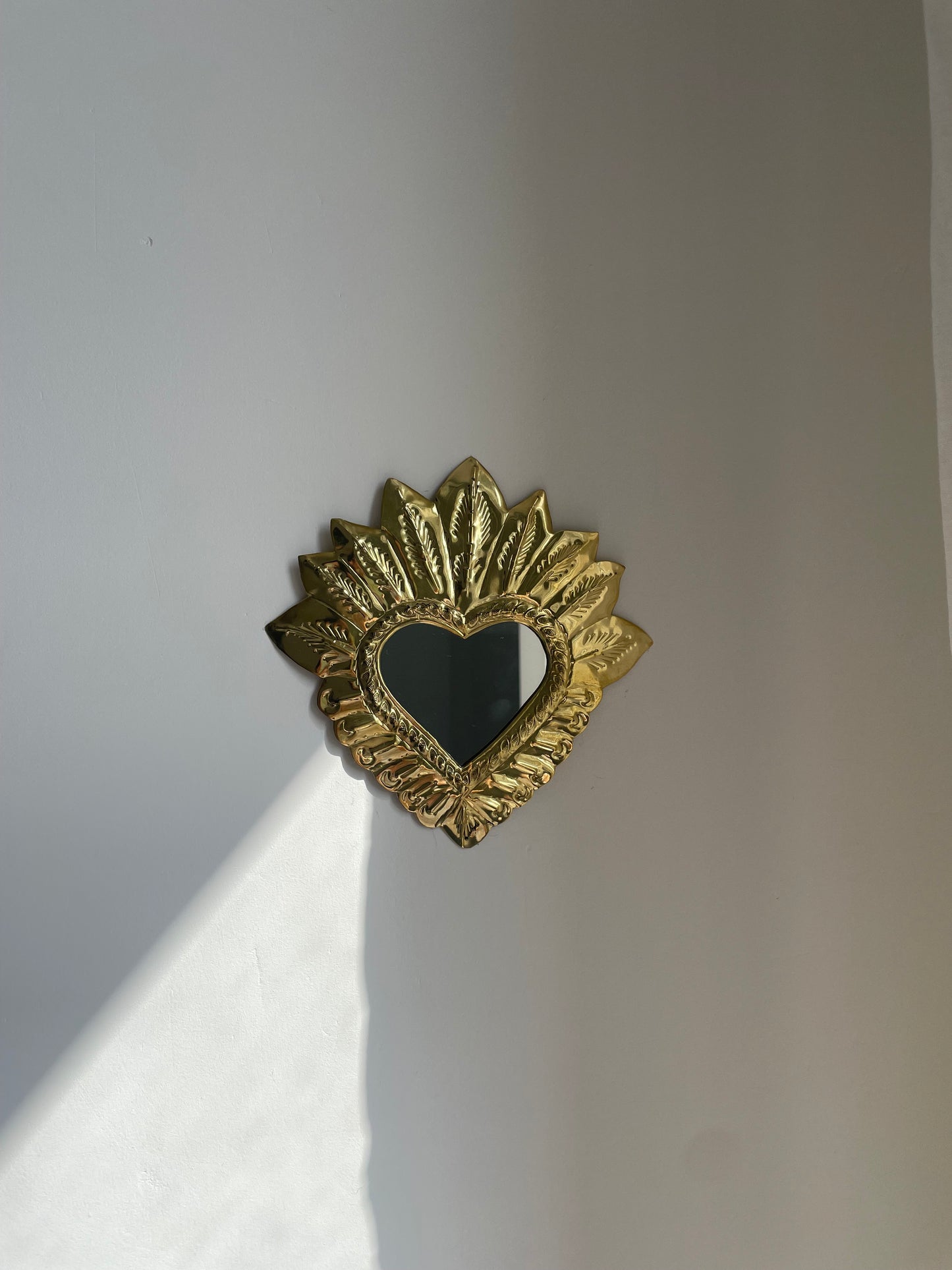 ORÉE miroir pétale ex-voto cœur en laiton doré